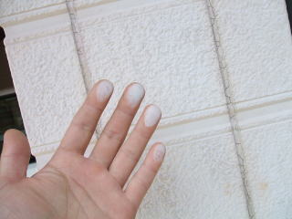 チョーキングを起こし粉を拭いている壁の表面