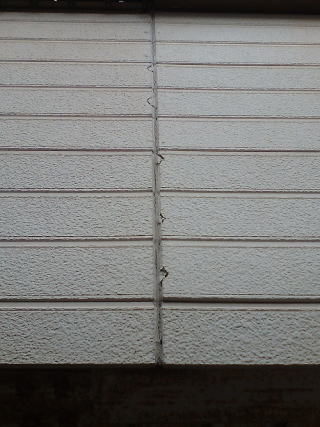 外壁塗装　施工前４　亀裂の入った壁